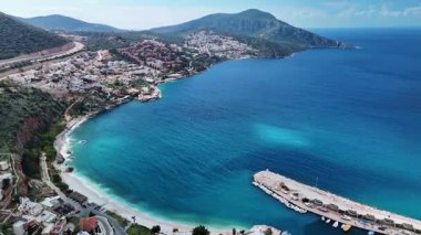 Lüks Kalkan: Beyaz Villalar, Marina ve Azure Mediterranean Coast 4K 60 fps panoramik manzara. Türkiye 'nin Akdeniz kıyısındaki pitoresk Kalkan Körfezi' nin 4k 'lik yüksek kaliteli görüntüsü