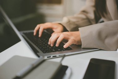 Ofiste duran genç İspanyol profesyonel iş kadınının portresi. Mutlu kadın şirket yöneticisi, gülümseyen iş kadını şirket yöneticisi tablet kullanarak kameraya bakıyor.