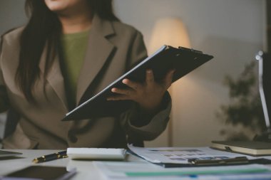 Ofiste duran genç İspanyol profesyonel iş kadınının portresi. Mutlu kadın şirket yöneticisi, gülümseyen iş kadını şirket yöneticisi tablet kullanarak kameraya bakıyor.