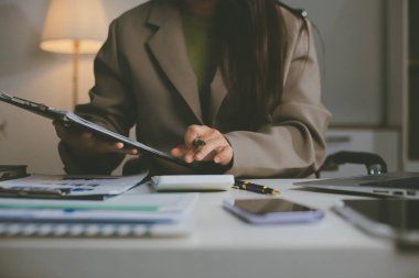 Ofiste duran genç İspanyol profesyonel iş kadınının portresi. Mutlu kadın şirket yöneticisi, gülümseyen iş kadını şirket yöneticisi tablet kullanarak kameraya bakıyor.