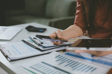 Ofiste duran genç İspanyol profesyonel iş kadınının portresi. Mutlu kadın şirket yöneticisi, gülümseyen iş kadını şirket yöneticisi tablet kullanarak kameraya bakıyor.