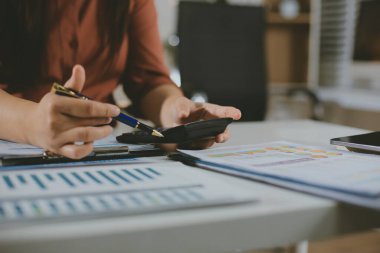 Ofiste duran genç İspanyol profesyonel iş kadınının portresi. Mutlu kadın şirket yöneticisi, gülümseyen iş kadını şirket yöneticisi tablet kullanarak kameraya bakıyor.