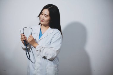 Elinde steteskop tutan genç bir erkek doktor.