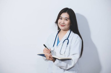 Kadın doktor portresi, elinde dosya var.