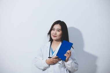 Kadın doktor portresi, elinde dosya var.