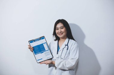 Kadın doktor portresi, elinde dosya var.