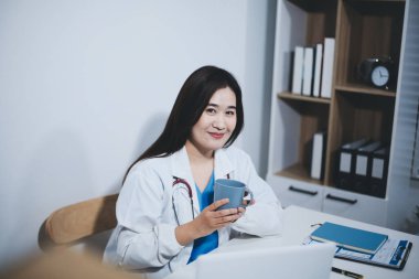 Laboratuvarda kahve fincanı tutan kadın bilim adamı.