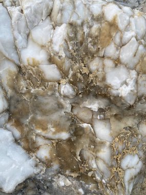 Doğal kaya dokusu. Dağ engebeli. Yakın plan. Tasarım için fotokopi alanı olan taş duvar arka planı. Dikey pankart. 