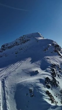 İsviçre Alpleri 'ndeki Corvatsch Dağı' nın çarpıcı hava aracı görüntüsü. Panoramik sahnede karla kaplı zirveler, buzullar ve güzel gölleriyle Engadin Vadisi yer alıyor. Kayak, yürüyüş ve alp turizmi için popüler bir yer.
