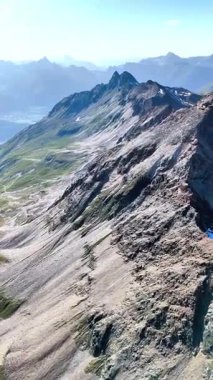 İsviçre 'nin Engadin Vadisi' ndeki Piz Languard 'ın zirvesindeki hava aracı panoraması. Engebeli dağların, buzulların, dağ göllerinin ve İsviçre Alplerinin dramatik manzaralarının manzarası. Yolculuk, macera, yürüyüş, tırmanış için mükemmel.