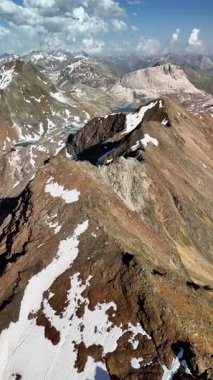 İsviçre 'nin Engadin Vadisi' ndeki Piz Languard 'ın zirvesindeki hava aracı panoraması. Engebeli dağların, buzulların, dağ göllerinin ve İsviçre Alplerinin dramatik manzaralarının manzarası. Yolculuk, macera, yürüyüş, tırmanış için mükemmel.,
