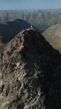 İsviçre 'nin Engadin Vadisi' ndeki Piz Languard 'ın zirvesindeki hava aracı panoraması. Engebeli dağların, buzulların, dağ göllerinin ve İsviçre Alplerinin dramatik manzaralarının manzarası. Yolculuk, macera, yürüyüş, tırmanış için mükemmel.,