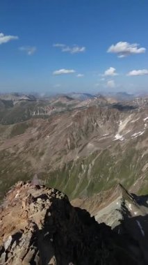 İsviçre 'nin Engadin Vadisi' ndeki Piz Languard 'ın zirvesindeki hava aracı panoraması. Engebeli dağların, buzulların, dağ göllerinin ve İsviçre Alplerinin dramatik manzaralarının manzarası. Yolculuk, macera, yürüyüş, tırmanış için mükemmel.,