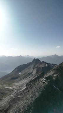 İsviçre 'nin Engadin Vadisi' ndeki Piz Languard 'ın zirvesindeki hava aracı panoraması. Engebeli dağların, buzulların, dağ göllerinin ve İsviçre Alplerinin dramatik manzaralarının manzarası. Yolculuk, macera, yürüyüş, tırmanış için mükemmel.,