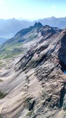 İsviçre 'nin Engadin Vadisi' ndeki Piz Languard 'ın zirvesindeki hava aracı panoraması. Engebeli dağların, buzulların, dağ göllerinin ve İsviçre Alplerinin dramatik manzaralarının manzarası. Yolculuk, macera, yürüyüş, tırmanış için mükemmel.