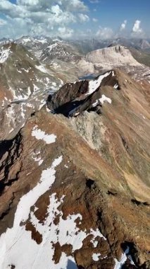 İsviçre 'nin Engadin Vadisi' ndeki Piz Languard 'ın zirvesindeki hava aracı panoraması. Engebeli dağların, buzulların, dağ göllerinin ve İsviçre Alplerinin dramatik manzaralarının manzarası. Yolculuk, macera, yürüyüş, tırmanış için mükemmel.