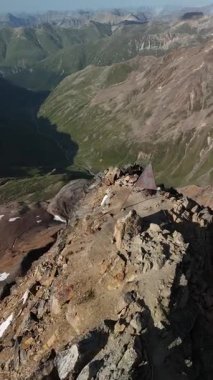 İsviçre 'nin Engadin Vadisi' ndeki Piz Languard 'ın zirvesindeki hava aracı panoraması. Engebeli dağların, buzulların, dağ göllerinin ve İsviçre Alplerinin dramatik manzaralarının manzarası. Yolculuk, macera, yürüyüş, tırmanış için mükemmel.