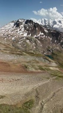 İsviçre 'nin Engadin Vadisi' ndeki Piz Languard 'ın zirvesindeki hava aracı panoraması. Engebeli dağların, buzulların, dağ göllerinin ve İsviçre Alplerinin dramatik manzaralarının manzarası. Yolculuk, macera, yürüyüş için mükemmel., 