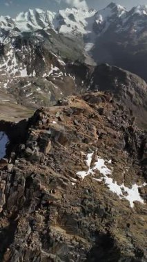 İsviçre 'nin Engadin Vadisi' ndeki Piz Languard 'ın zirvesindeki hava aracı panoraması. Engebeli dağların, buzulların, dağ göllerinin ve İsviçre Alplerinin dramatik manzaralarının manzarası. Yolculuk, macera, yürüyüş, tırmanış için mükemmel.