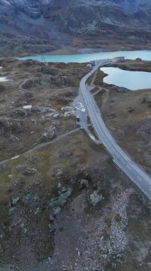 İsviçre 'nin İsviçre Alplerindeki Bernina Geçidi' nin insansız hava aracı görüntüsü. Ünlü alp rotası Engadin 'i Val Poschiavo ve İtalya' ya bağlar. Manzaralı dağlar, Lago Bianco, buzullar ve Bernina demiryolu burayı popüler bir seyahat ve turizm merkezi haline getiriyor.