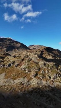 İsviçre 'nin İsviçre Alplerindeki Bernina Geçidi' nin insansız hava aracı görüntüsü. Ünlü alp rotası Engadin 'i Val Poschiavo ve İtalya' ya bağlar. Manzaralı dağlar, Lago Bianco, buzullar ve Bernina demiryolu burayı popüler bir seyahat ve turizm merkezi haline getiriyor.