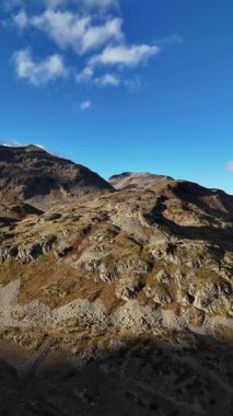 Alp Grm 'in İsviçre' deki Bernina Alpleri 'ndeki hava aracı görüntüsü. UNESCO Dünya Mirası Bernina hattındaki manzaralı tren istasyonu Lago Pal, Pal Glacier ve Val Poschiavo 'nun nefes kesici manzaralarını sunuyor. Popüler seyahat ve turizm 
