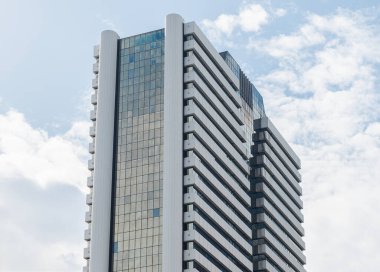 Mavi gökyüzü arkaplanlı aşağıdaki ofis binası