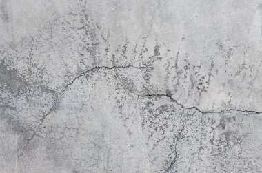 Siyah lekeli, çatallı gri beton duvar.