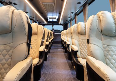 Kahverengi sıralı iç servis otobüsü