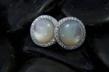 İçinde 18K beyaz altın, 8.72 CTW inci anne ve 0.80 CTW VS1 elmas bulunan lüks küpeler. Sofistike zevkler için zarif ve zarif bir tasarım..