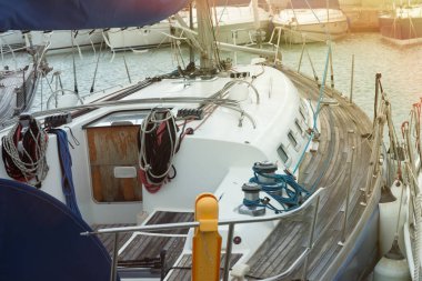 Yelkenli güvertesinde karmaşık donanım, vinç ve ekipman, deniz keşfi özeti ve denizcilik yaşam tarzının özü