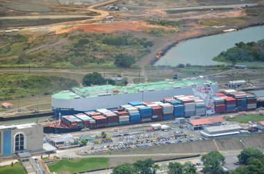 Panama Kanalı 'nın Miraflores Kilitleri' nden geçen büyük bir kargo gemisini görüntülüyor.