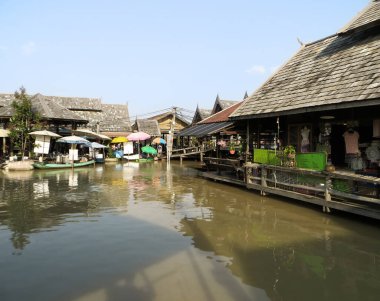 Geleneksel Tayland mimarisi ve tekneleriyle Pattaya Yüzen Pazarı 'nda canlı renkler ve hareketlilik