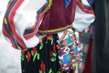 Bulgaristan 'ın Gradeznitsa, Teteven bölgesinden geleneksel Pomak kıyafetlerine yakından bakıldığında, canlı renkler, karmaşık nakış ve kültür işçiliği sergileniyor.