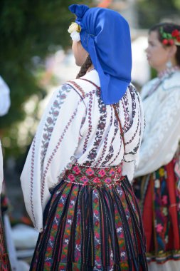 Bulgaristan 'ın Vardim kenti - 07 / 27 / 2024: Bulgaristan' ın Vratsa bölgesinden gelen otantik Ulah kıyafetlerine ilişkin ayrıntılı bir bakış açısı, karmaşık nakış, canlı renkler ve geleneksel başlık, sergilenen kültür mirası.