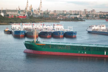Saint Petersburg, Rusya 'da yoğun bir liman sahnesi, arka planda şehir bulunan endüstriyel vinçlerin yakınına yanaşmış çok sayıda büyük geminin yer aldığı. Nakliye, lojistik veya liman altyapısı için ideal. 