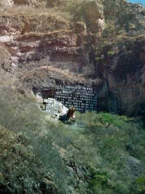 Meksika Bakır Kanyonu 'ndaki Chihuahua' dan Pasifik Demiryolu 'na tarihi bir işaret. Açılışı ve yatırımı için. Tarih, seyahat ve altyapı temaları için ideal.