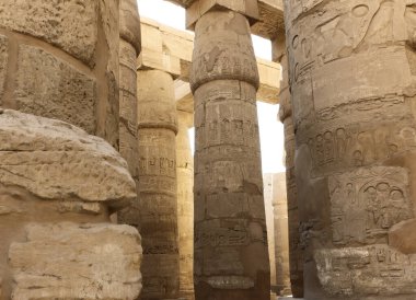 Karnak Tapınağı 'nın yüksek sütunlarına oyulmuş antik hiyeroglifler