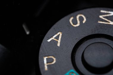 Apeture öncelikli ayarlama kadranı kameraya yakın. Yaşlı ve kirli