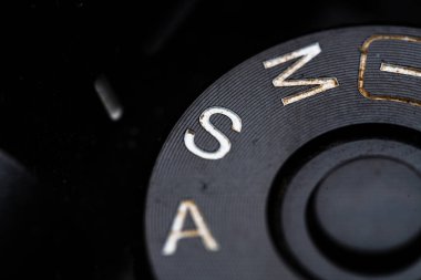 Kepenk 'in öncelikli ayarlama kadranı kameraya yakın. Yaşlı ve kirli