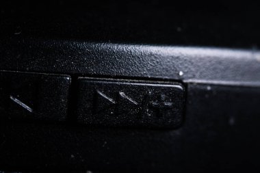 İleri ve artı simge tuşu aygıta yakın. Yaşlı ve kirli