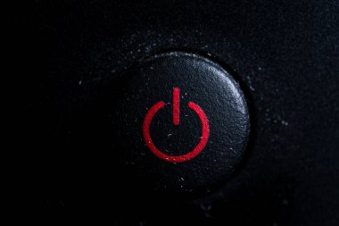 TV açma kapama simgesi ve eski bir siyah televizyon uzaktan kumandasını kapat