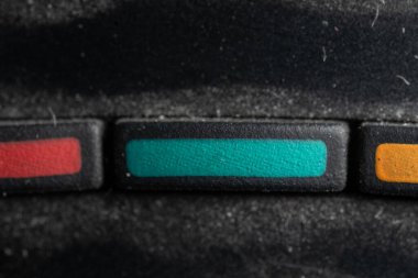 TV yeşil ayar simgesi ve eski bir siyah televizyon uzaktan kumandasını kapat