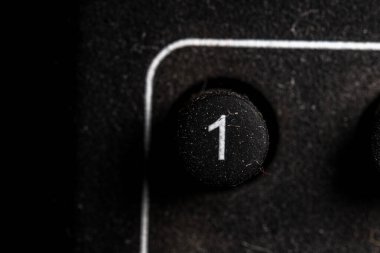 Tv 1 simgesi ve düğmesi eski tozlu siyah televizyon uzaktan kumandasını kapat