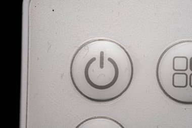 Klima uzaktan kumandasının açma ve kapama simgesi ve düğmesi