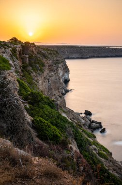 Cap blanc deniz fenerinden Mallorca uçurumlarının manzarası