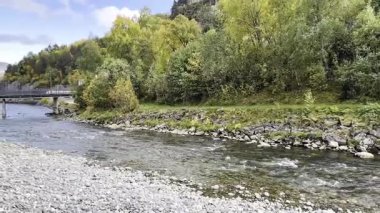 Norveç 'te sonbahar nehri köprünün altından akar