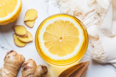 Cam bardakta zencefil çayı, üst manzara. Bağışıklığı arttırmak için kış vitamini içeceği.
