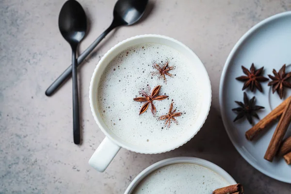 Σπιτικό Τσάι Λάτε Κανέλα Και Αστεροειδή Γλυκάνισο Λευκό Κύπελλο Κορυφαία — Φωτογραφία Αρχείου