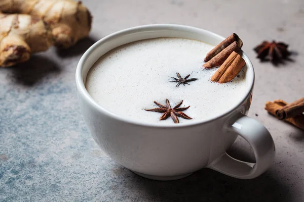 Σπιτικό Τσάι Latte Κανέλα Τζίντζερ Και Αστεροειδή Γλυκάνισο Λευκό Κύπελλο — Φωτογραφία Αρχείου